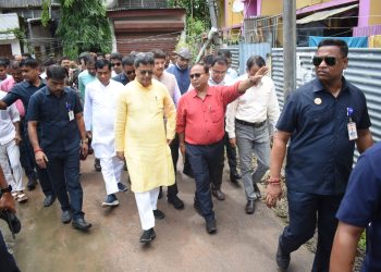 আগরতলার বিভিন্ন এলাকা পরিদর্শনে মুখ্যমন্ত্রী ডাঃ মানিক সাহা। সঙ্গে ছিলেন মেয়র দীপক মজুমদার ও প্রশাসনের শীর্ষ কর্মকর্তারা।