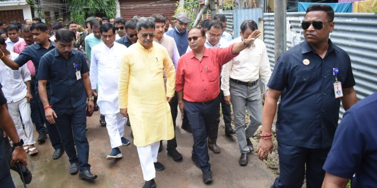 আগরতলার বিভিন্ন এলাকা পরিদর্শনে মুখ্যমন্ত্রী ডাঃ মানিক সাহা। সঙ্গে ছিলেন মেয়র দীপক মজুমদার ও প্রশাসনের শীর্ষ কর্মকর্তারা।