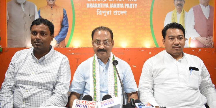 প্রদেশ কার্যালয়ে সাংবাদিক সম্মেলনে বক্তব্য রাখলেন প্রদেশ সভাপতি ও রাজ্যসভার সাংসদ শ্রী রাজীব ভট্টাচার্য।