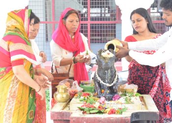 “শ্রাবণ মাসের প্রথম সোমবারে আগরতলার বিভিন্ন শিব মন্দিরে ভক্তদের উপচে পড়া ভিড়। সংসার, রাজ্য ও দেশের মঙ্গল কামনায় শিবের চরণে অর্ঘ্য নিবেদন—ভক্তিভাবনায় মুখর আজকের দিন।
