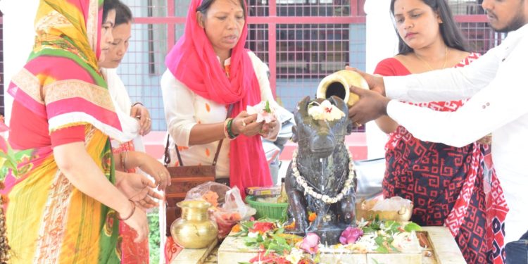 “শ্রাবণ মাসের প্রথম সোমবারে আগরতলার বিভিন্ন শিব মন্দিরে ভক্তদের উপচে পড়া ভিড়। সংসার, রাজ্য ও দেশের মঙ্গল কামনায় শিবের চরণে অর্ঘ্য নিবেদন—ভক্তিভাবনায় মুখর আজকের দিন।