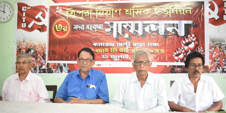 “ত্রিপুরা নির্মাণ শ্রমিক ইউনিয়নের ৩য় সদর মহকুমা সম্মেলন অনুষ্ঠিত হলো সোমবার, সিআইটিইউ রাজ্য দপ্তরে—শ্রমিক স্বার্থ রক্ষায় সংগঠনের সংগঠিত পদক্ষেপ।”