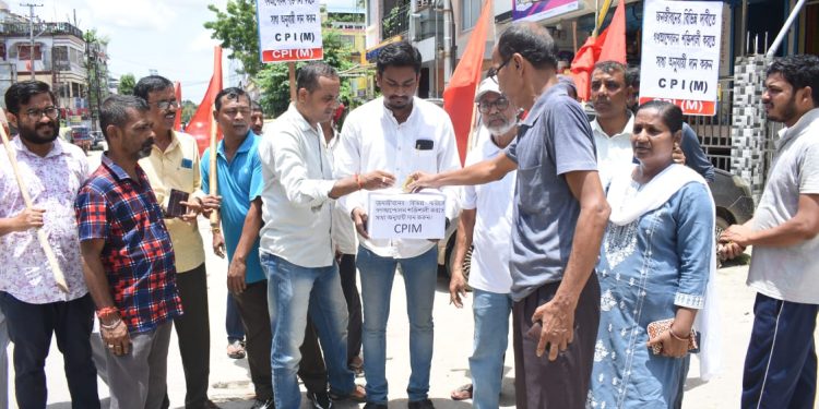 “পার্টি পরিচালনার লক্ষ্যে সিপিআইএম-এর উদ্যোগে অর্থ সংগ্রহ অভিযান—মেলার মাঠ এলাকার দোকানগুলিতে ঘুরে সংগৃহীত হচ্ছে ফান্ড।”