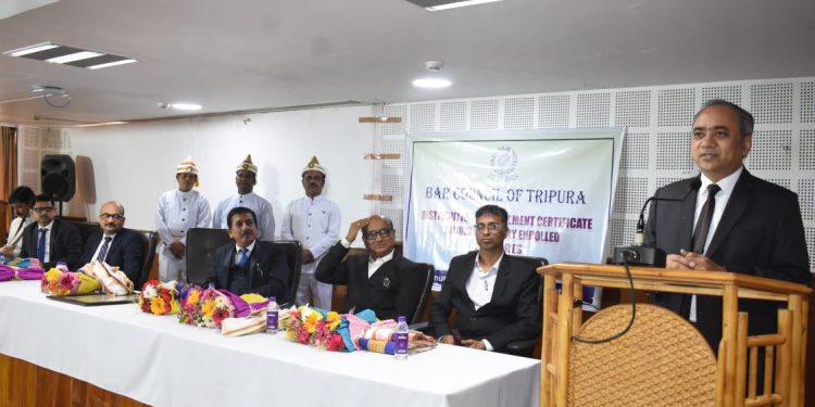 ত্রিপুরা হাইকোর্ট বার ত্রিপুরা বার কাউন্সিল নবনিযুক্ত আইনজীবীদের মধ্যে এনরোলমেন্ট সার্টিফিকেট বিতরণ অনুষ্ঠান