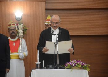 ত্রিপুরা হাইকোর্টের নবযুক্ত চিফ জাস্টিসকে শপথ বাক্য পাঠ করুন রাজ্যপাল আজ রাজভবনের দরবার হলে শপথ বাক্য পাঠ করান রাজ্যপাল প্রধান বিচারপতিকে