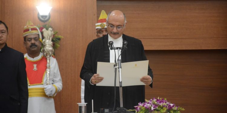 ত্রিপুরা হাইকোর্টের নবযুক্ত চিফ জাস্টিসকে শপথ বাক্য পাঠ করুন রাজ্যপাল আজ রাজভবনের দরবার হলে শপথ বাক্য পাঠ করান রাজ্যপাল প্রধান বিচারপতিকে