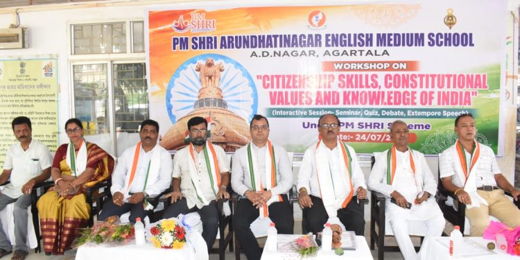 “PM SHRI আরুন্ধতীনগর ইংরেজি মাধ্যম স্কুলে অনুষ্ঠিত হল ‘নাগরিকত্ব দক্ষতা, সাংবিধানিক মূল্যবোধ ও ভারতের জ্ঞান’ বিষয়ক এক বিশেষ কর্মশালা। ছাত্রছাত্রীদের মধ্যে দেশপ্রেম ও নাগরিক সচেতনতা বৃদ্ধির লক্ষ্যে এই উদ্যোগ।”