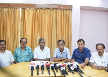 স্মার্ট মিটার নিয়ে বিভ্রান্তি দূর করতে সাংবাদিক সম্মেলনে বক্তব্য অবসরপ্রাপ্ত পাওয়ার কর্পোরেশন কর্মীদের।