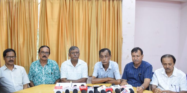 স্মার্ট মিটার নিয়ে বিভ্রান্তি দূর করতে সাংবাদিক সম্মেলনে বক্তব্য অবসরপ্রাপ্ত পাওয়ার কর্পোরেশন কর্মীদের।