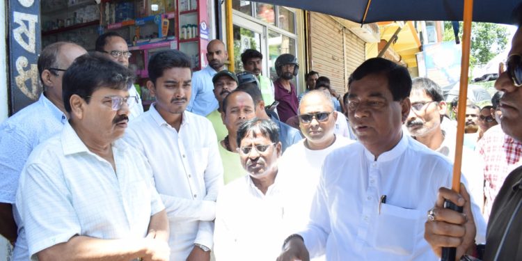 নগরীর সৌন্দর্য ও জলমুক্তির লক্ষ্যে কের চৌমুহনী থেকে বিদূরকর্তা চৌমুহনী পর্যন্ত পরিদর্শনে মেয়র দীপক মজুমদার।