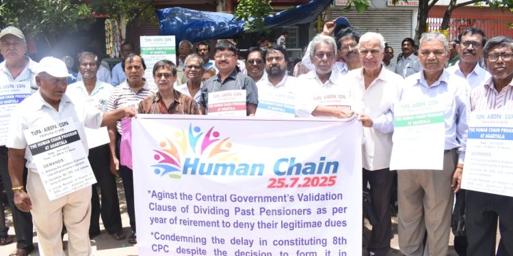 পেনশনকারীদের দাবিতে আগরতলায় মানববন্ধন, ৮ম বেতন কমিশন গঠনে বিলম্বের প্রতিবাদ।