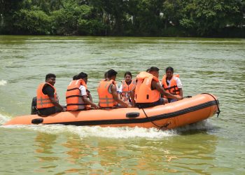 প্রাকৃতিক বিপর্যয় মোকাবিলা করতে সিভিল ডিফেন্স সেচ্ছাসেবকদের প্রশিক্ষণ চলছে দুর্গা বাড়ি দিঘিতে