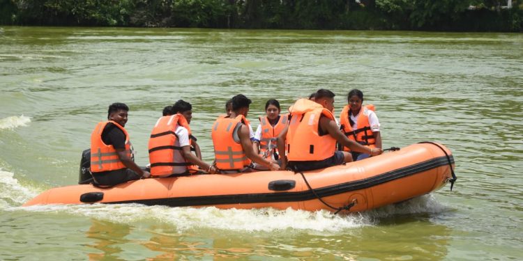 প্রাকৃতিক বিপর্যয় মোকাবিলা করতে সিভিল ডিফেন্স সেচ্ছাসেবকদের প্রশিক্ষণ চলছে দুর্গা বাড়ি দিঘিতে