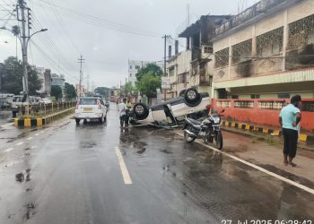আখাউড়া রোডে ভয়ানক সড়ক দুর্ঘটনা, নিয়ন্ত্রণ হারিয়ে দুমড়ে-মুচড়ে গেল গাড়িটি।