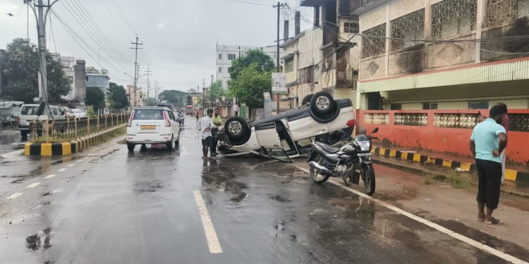 আখাউড়া রোডে ভয়ানক সড়ক দুর্ঘটনা, নিয়ন্ত্রণ হারিয়ে দুমড়ে-মুচড়ে গেল গাড়িটি।