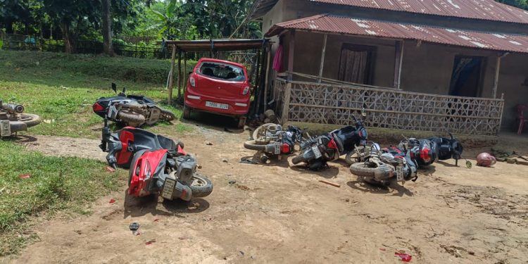 আশারাম বাড়িতে প্রধানমন্ত্রী নরেন্দ্র মোদির ‘মন কি বাত’ অনুষ্ঠানে হামলা চালাল তিপ্রা মথার কর্মীরা, আহত বিজেপি নেতাকর্মী, ভাঙচুর বিজেপি নেতাদের গাড়িতে।