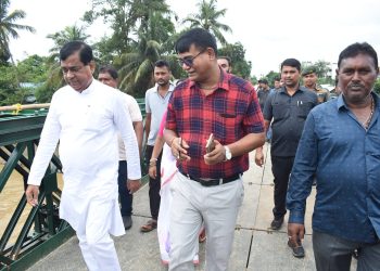 দক্ষিণ জয়নগরের হাওড়া নদীর উপর নির্মিত বেলি ব্রিজ পরিদর্শনে পৌর মেয়র ও বিধায়ক দীপক মজুমদার।