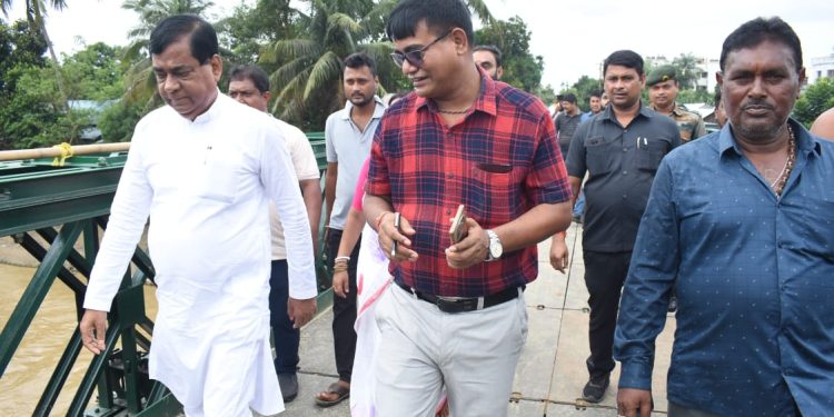 দক্ষিণ জয়নগরের হাওড়া নদীর উপর নির্মিত বেলি ব্রিজ পরিদর্শনে পৌর মেয়র ও বিধায়ক দীপক মজুমদার।