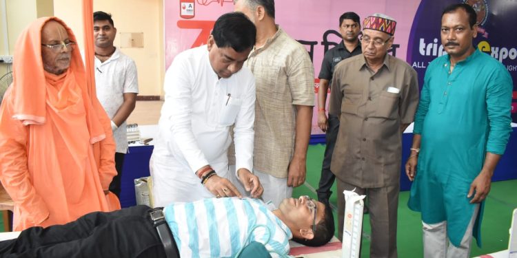 অল ত্রিপুরা পিএ সিস্টেম ও লাইটিং অ্যাসোসিয়েশনের উদ্যোগে রক্তদান শিবির, উপস্থিত ছিলেন মেয়র দীপক মজুমদারসহ বিশিষ্টজনেরা।