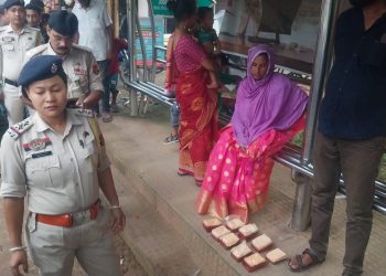 গোপন তথ্যে অভিযান, বনকুমারি বাজার এলাকা থেকে ৯ কেইস হেরোইনসহ দুই মহিলা আটক, আনুমানিক মূল্য ১০-১৫ লক্ষ টাকা — জানালেন এসপি ডঃ কিরণ কুমার