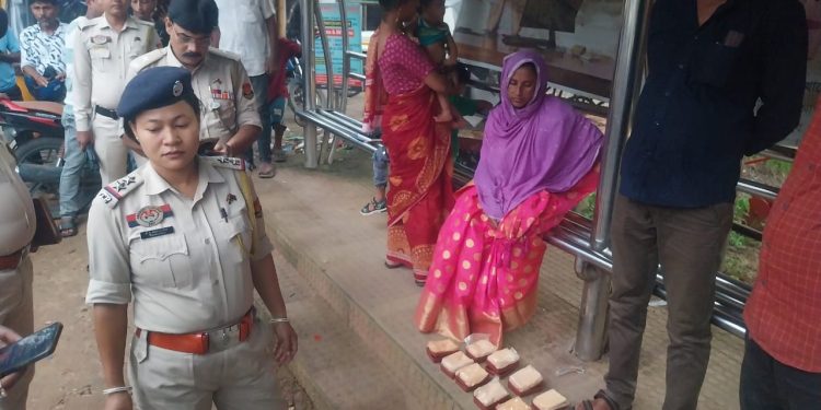 গোপন তথ্যে অভিযান, বনকুমারি বাজার এলাকা থেকে ৯ কেইস হেরোইনসহ দুই মহিলা আটক, আনুমানিক মূল্য ১০-১৫ লক্ষ টাকা — জানালেন এসপি ডঃ কিরণ কুমার