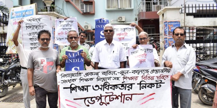 ত্রিপুরার সরকারি শিক্ষার দুরবস্থা নিয়ে গভীর উদ্বেগ প্রকাশ করে শিক্ষাদপ্তরে স্মারকলিপি দিল অল ইন্ডিয়া সেভ এডুকেশন কমিটি।