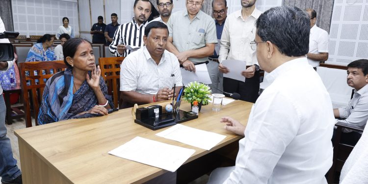 “জনগণের কণ্ঠস্বরকে সম্মান জানিয়ে— ৫০তম ‘মুখ্যমন্ত্রী সমীপেষু’ কর্মসূচিতে সেবার বন্ধনে আরও এক ধাপ অগ্রগতি।”