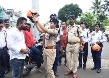 “ট্রাফিক নিয়মে শৃঙ্খলার বার্তা— বেআইনি নম্বর প্লেটের বিরুদ্ধে কঠোর অভিযান।”