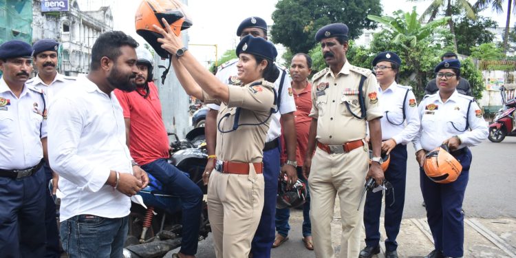 “ট্রাফিক নিয়মে শৃঙ্খলার বার্তা— বেআইনি নম্বর প্লেটের বিরুদ্ধে কঠোর অভিযান।”