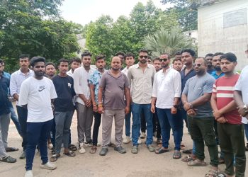 রাম ঠাকুর কলেজে ভর্তি প্রক্রিয়া নিয়ে কলেজের শিক্ষকরা নিরাপত্তা নয় একদল উশৃংখল যুবক এসে কলেজে এসে কি করলেন শুনুন কলেজের প্রিন্সিপাল পাপড়ি দাস মুখ থেকে , আবার এই ঘটনা নিয়ে প্রতিক্রিয়া দেন বাধারঘাট ,সূর্য মনি নগর এলাকার যুবকরা ঘটনাস্থলে এডি নগর থানা পুলিশ