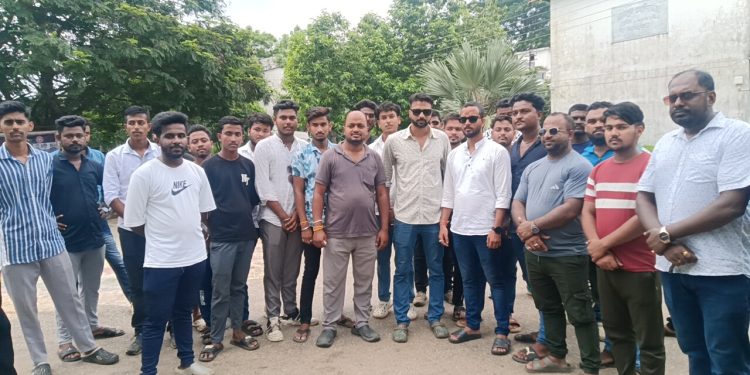 রাম ঠাকুর কলেজে ভর্তি প্রক্রিয়া নিয়ে কলেজের শিক্ষকরা নিরাপত্তা নয় একদল উশৃংখল যুবক এসে কলেজে এসে কি করলেন শুনুন কলেজের প্রিন্সিপাল পাপড়ি দাস মুখ থেকে , আবার এই ঘটনা নিয়ে প্রতিক্রিয়া দেন বাধারঘাট ,সূর্য মনি নগর এলাকার যুবকরা ঘটনাস্থলে এডি নগর থানা পুলিশ