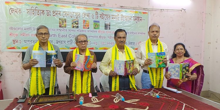 লেখক ও সাহিত্যিক ডঃ প্রবণ সেনগুপ্তের লেখা পাঁচটি বইয়ের মোড়ক উন্মোচন অনুষ্ঠানে উপস্থিত বিশিষ্টজনেরা। 