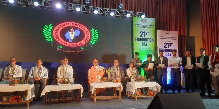 “মাননীয় মুখ্যমন্ত্রী অধ্যাপক (ডঃ) মানিক সাহা আগরতলার কেএলএস অডিটোরিয়ামে এজিএমসি ও জিবিপি হাসপাতালের ২১তম প্রতিষ্ঠা দিবস উদযাপন অনুষ্ঠানে অংশগ্রহণ করেন।”