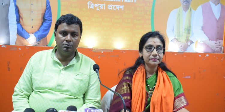 ত্রিপুরা বিজেপির সাংবাদিক সম্মেলনে বর্তমান কার্যাবলি ও ভবিষ্যৎ পরিকল্পনা তুলে ধরলেন প্রদেশ সহ-সভাপতি পাপিয়া দত্ত।