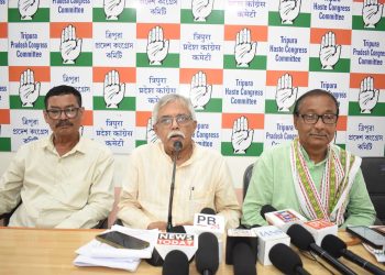 কংগ্রেস ভবনে এক সাংবাদিক সম্মেলনে দলের শীর্ষ নেতৃবৃন্দ গুরুত্বপূর্ণ বিষয়ে বক্তব্য রাখছেন।