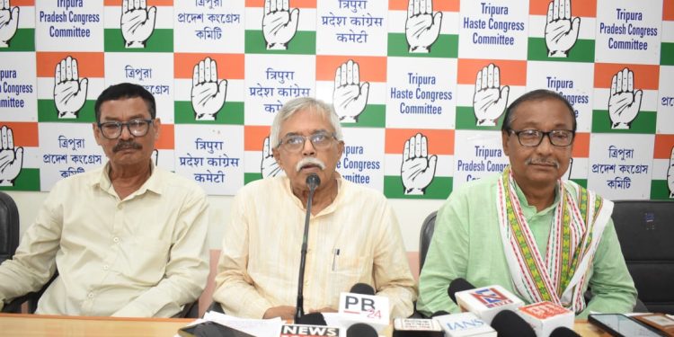 কংগ্রেস ভবনে এক সাংবাদিক সম্মেলনে দলের শীর্ষ নেতৃবৃন্দ গুরুত্বপূর্ণ বিষয়ে বক্তব্য রাখছেন।