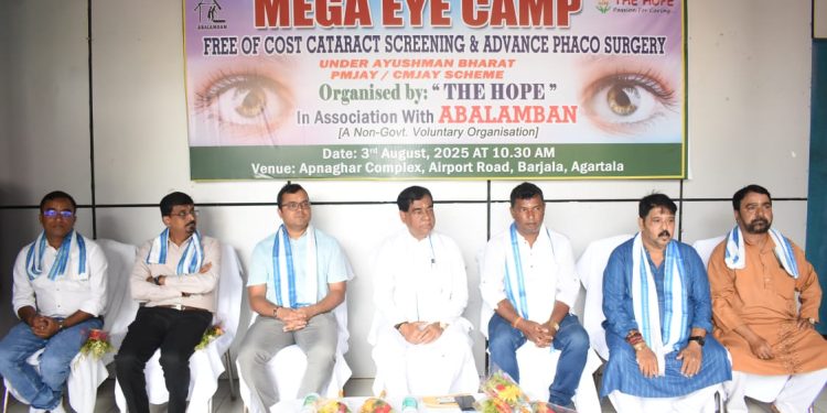 আগরতলার বড়জলা এলাকায় ‘অপনঘর কমপ্লেক্স’-এ অনুষ্ঠিত হল মেগা আই ক্যাম্প, যেখানে বিনামূল্যে ছানি পরিক্ষা ও আধুনিক পদ্ধতিতে অপারেশনের সুযোগ প্রদান করা হয়। 