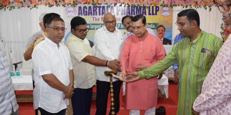 সোমবার একই ছাদের তলায় প্রায় ৭০ টি কোম্পানির ঔষধ পাইকারি মূল্যে বিক্রি করার উদ্দেশ্যে গণরাজ চৌমুহনীতে উদ্বোধন হল আগরতলা ফার্মা এলএলপি।