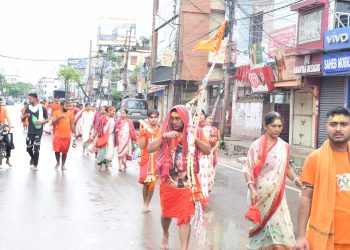 আজ শিবের পূজায় ভক্তিময় পরিবেশ, শিব নামের গানে মুখরিত চারদিক। নাম জপে, পদযাত্রায়, হৃদয়ে শুধুই মহাদেব