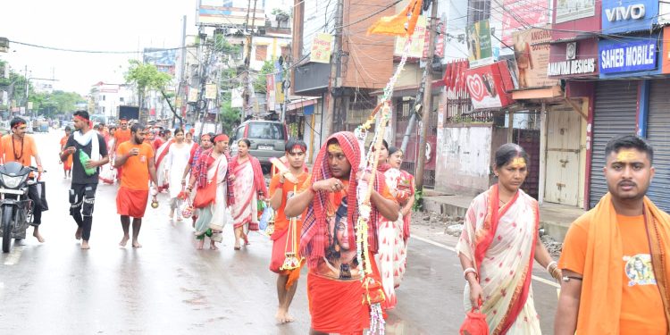 আজ শিবের পূজায় ভক্তিময় পরিবেশ, শিব নামের গানে মুখরিত চারদিক। নাম জপে, পদযাত্রায়, হৃদয়ে শুধুই মহাদেব