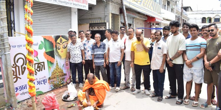 শারদীয়া দুর্গা উৎসব কে কেন্দ্র করে রাজধানীর ঐক্যতান যুব সংস্থা উদ্যোগে খুঁটি পূজার আয়োজন করা হয় উপস্থিত ছিলেন ক্লাবের কর্মকর্তা সহ এলাকাবাসী