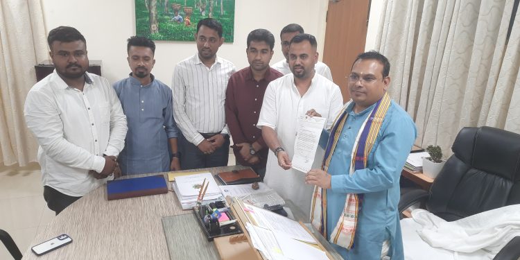 বিজেপি যুব মোর্চার তরফে বিভিন্ন কলেজে ভর্তি প্রক্রিয়ার সমস্যা নিয়ে মহাকরণে উচ্চশিক্ষা দপ্তরের মন্ত্রী কিশোর রায় বর্মনের কাছে ডেপুটেশন জমা দিলেন প্রতিনিধিরা।