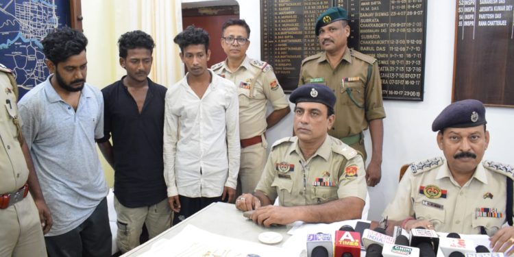 ২৪ ঘন্টার মধ্যে দুর্গা চৌমুহনী চুরি কান্ডে গ্রেফতার করে পশ্চিম থানার পুলিশ।