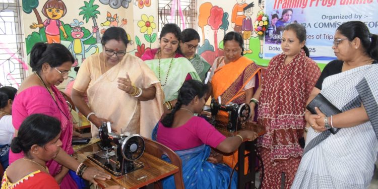 মহিলা কমিশনার পক্ষ থেকে সমাজের অসহায় মহিলাদের আত্ম স্বরনিঅনুষ্ঠিত র্ভর করার লক্ষ্যে সাত দিনব্যাপী প্রশিক্ষণ কর্মশালা করা হয় মহিলা কমিশনার অফিসে