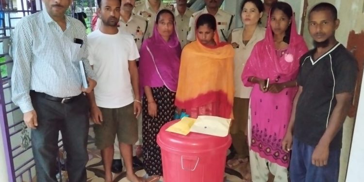 মতিনগর এলাকা থেকে মীনা বেগম নামে এক মহিলার বাড়ি থেকে ২১ গ্রাম ব্রাউন সুগার সহ মহিলাকে আটক করে আমতলী থানার পুলিশ