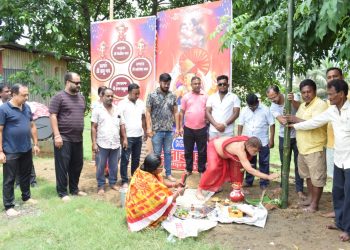 শারদীয়া দুর্গা উৎসব কে কেন্দ্র করে রাজধানীর ফ্লাওয়ারস ক্লাব খুঁটি পূজার আয়োজন করা হয় উপস্থিত ছিলেন কর্মকর্তা সহ এলাকাবাসী