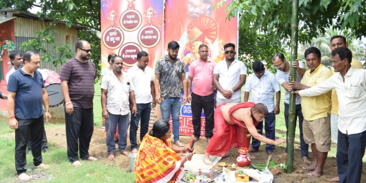 শারদীয়া দুর্গা উৎসব কে কেন্দ্র করে রাজধানীর ফ্লাওয়ারস ক্লাব খুঁটি পূজার আয়োজন করা হয় উপস্থিত ছিলেন কর্মকর্তা সহ এলাকাবাসী