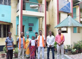 আগরতলা রেলওয়ে স্টেশনে হিন্দু নাবালিকা মেয়েকে নিয়ে পালানোর সময় এক মুসলিম যুবককে আটক করে বিশ্ব হিন্দু পরিষদ ও বজরং দল।