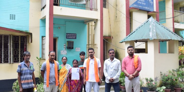 আগরতলা রেলওয়ে স্টেশনে হিন্দু নাবালিকা মেয়েকে নিয়ে পালানোর সময় এক মুসলিম যুবককে আটক করে বিশ্ব হিন্দু পরিষদ ও বজরং দল।