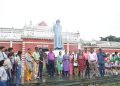 ৮৪তম প্রয়াণ দিবসে বিশ্বকবিকে শ্রদ্ধাঞ্জলি— উমাকান্ত এলামনির উদ্যোগে উমাকান্ত একাডেমির সামনে কবিগুরুর মূর্তিতে পুষ্পার্ঘ্য অর্পণ, অংশগ্রহণ করে ছাত্র-ছাত্রী ও সদস্যরা।